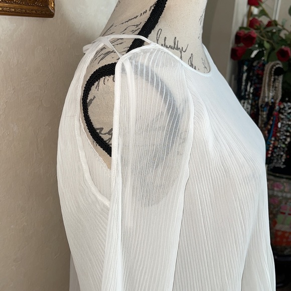 Forever 21 white blouse pleated lined in front ties open sleeves on shoulders - Picture 5 of 9